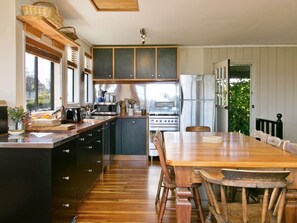 Fridge, microwave, oven, dishwasher - Bliss - Taupo Holiday Home (Taupo Central)