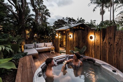 Beach Jungle: Pool, Firepit & Hot Tub in Beachside Hideaway