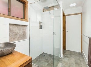 Hair dryer - Beach Jungle: Pool, Firepit & Hot Tub in Beachside Hideaway (Byron Bay)