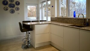 Hus, 3 soverom | Eget kjøkken | Kaffetrakter/tekoker, kjøleskap, mikrobølgeovn og kokeplater