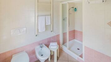 Casa de banho com sanita, bidé e zona de duche.