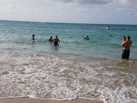 Ubicación a pie de playa, arena blanca, sombrillas y toallas de playa