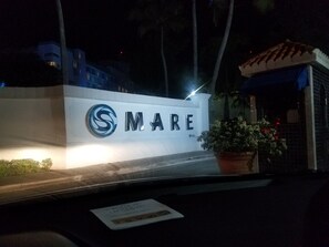 A sign with the word "SMARE" and a logo, indicating a business or property name. - Mare 1660 (Carolina)