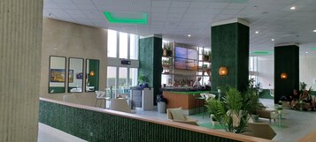 2 bars/lounges, lobby lounge