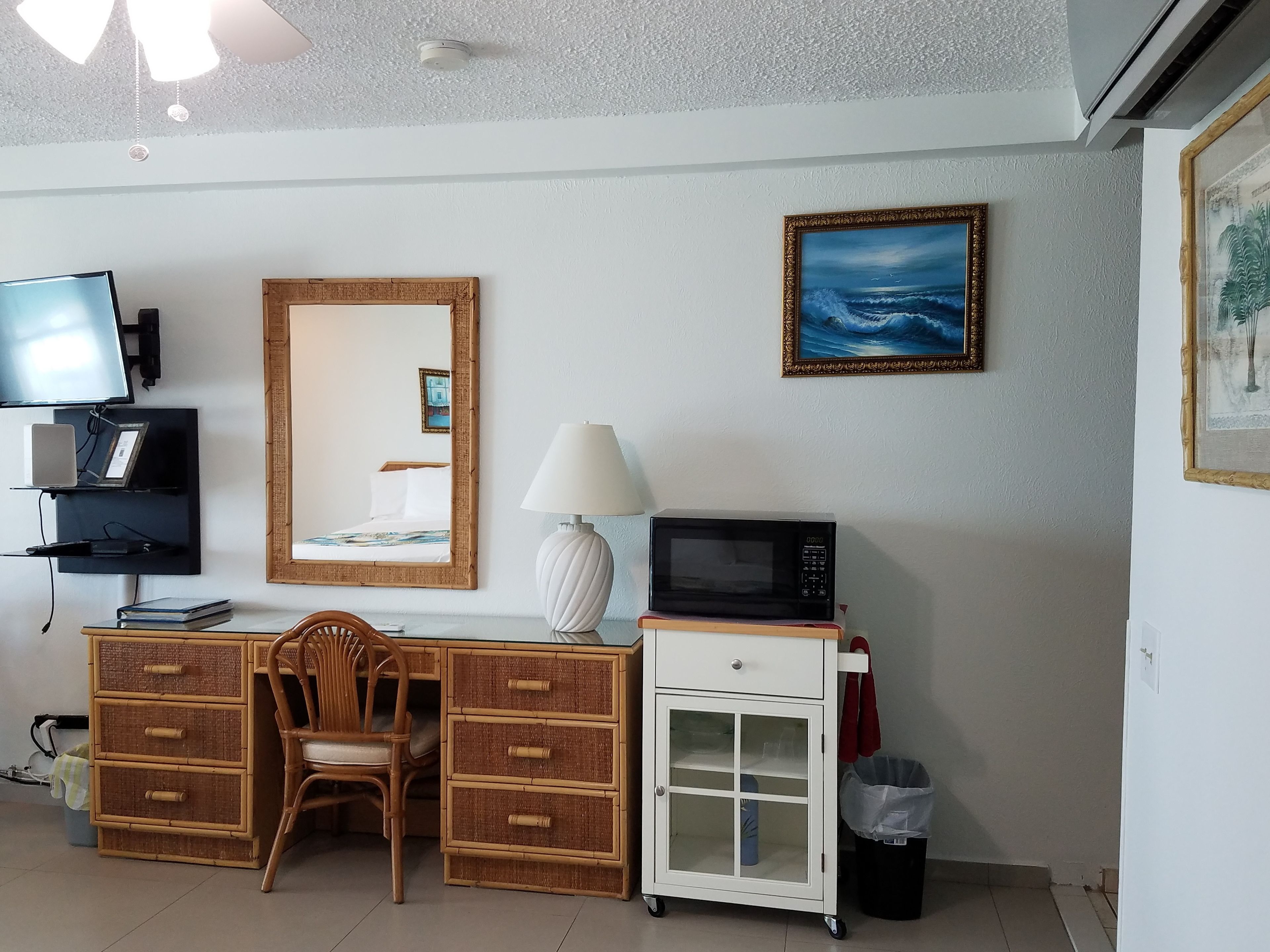 studio, 2 double beds, ocean view | television