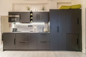 Réfrigérateur, micro-ondes, plaque de cuisson, lave-vaisselle