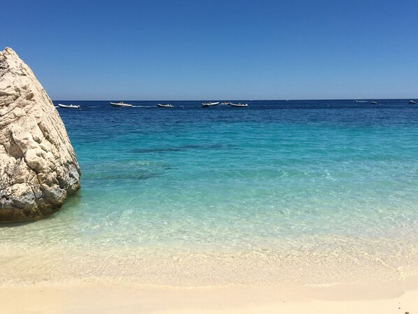 Una spiaggia nelle vicinanze