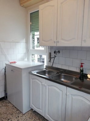 Microonde, pentole/stoviglie/utensili, tavolo da pranzo