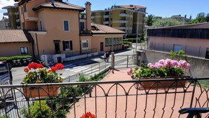 A balcony with potted plants and a metal railing. - Casa Marina .. a stone's throw from the center! (Verbania)