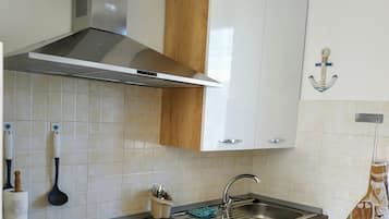 Micro-ondes, cafetiĂšre/bouilloire