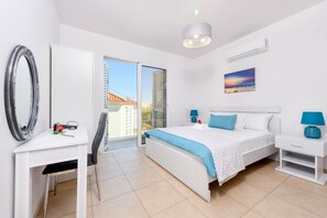 3 bedrooms, in-room safe, iron/ironing board, bed sheets