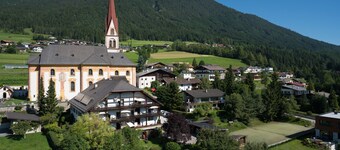 Apartment with terrace & SWIMMING POOL, pets allowed, mountain railways for free