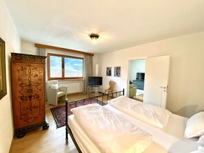 2 bedrooms, iron/ironing board, travel cot, free WiFi