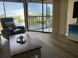 Téléviseur connecté, livres, chaîne audio