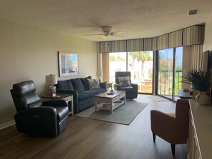 Téléviseur connecté, livres, chaîne audio