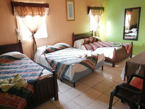 Driepersoonskamer, Meerdere bedden | Verduisterende gordijnen, gratis wifi, beddengoed