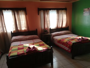 Blackout curtains, free WiFi, bed sheets - Hotel Castillo (Santa Rosa Copan)