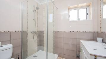 Apartment, 2 Schlafzimmer | Badezimmer