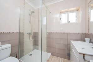 Appartement, 2 slaapkamers | Badkamer | Een douche, een haardroger, handdoeken, toiletpapier