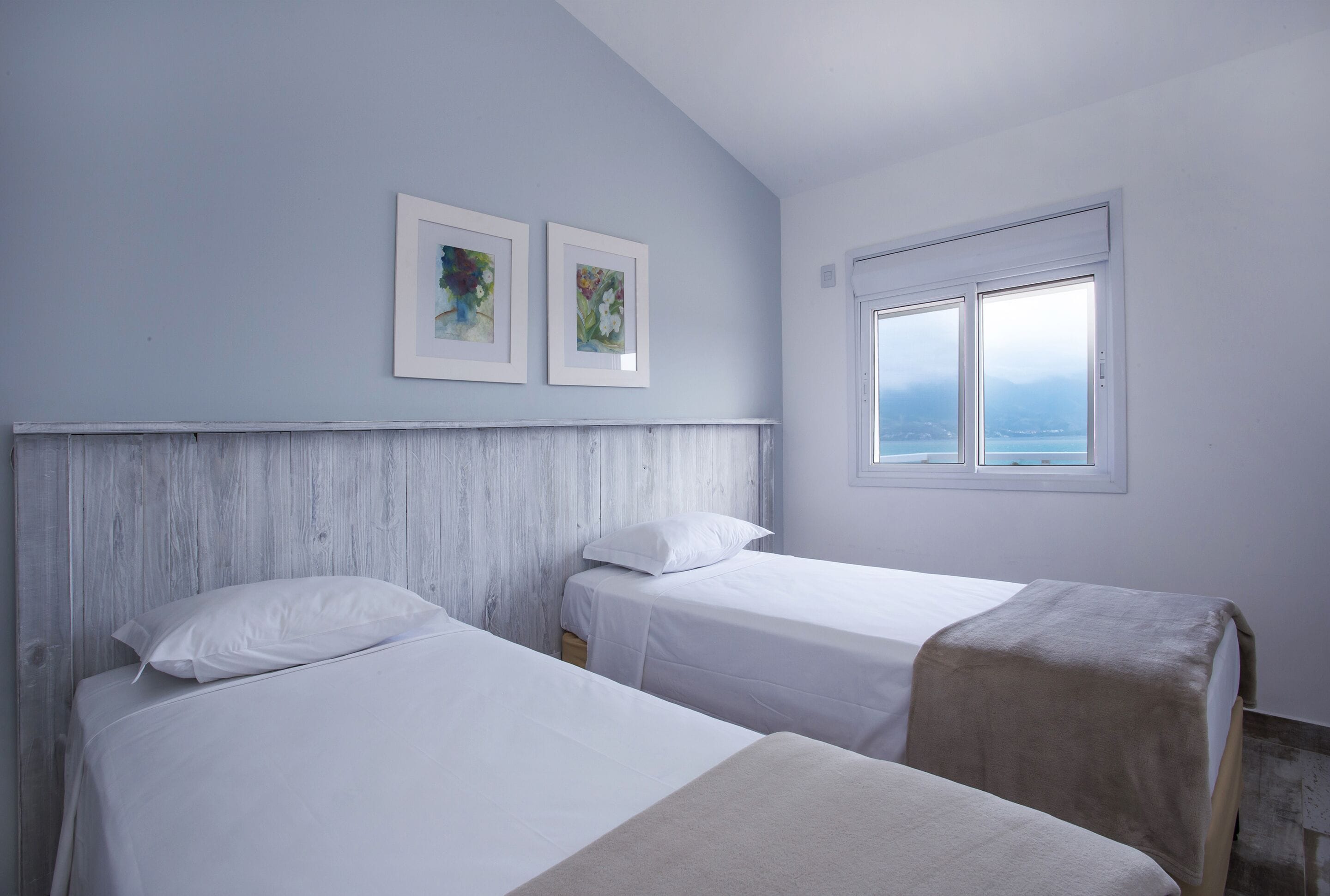 Duplex, vista para o mar | Roupas de cama premium, camas com colchões pillow-top, cortinas blackout