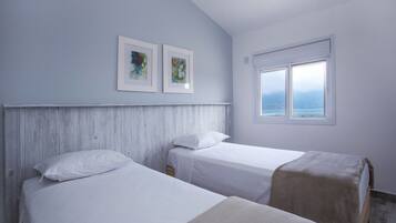 Duplex, vista para o mar | Roupas de cama premium, camas com colchões pillow-top, cortinas blackout