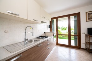 Familjelägenhet (App. 08) | Eget kök | Stort kylskåp, ugn, spishäll och kaffe- och tebryggare