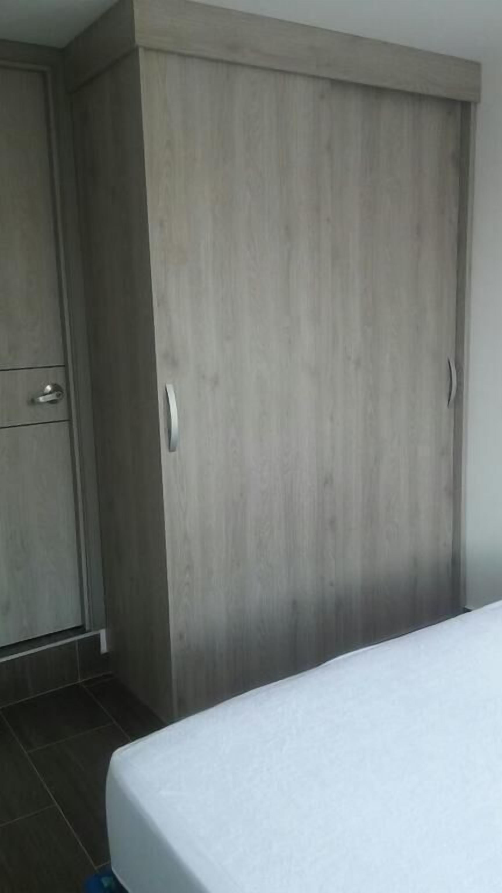 2 bedrooms, desk, bed sheets