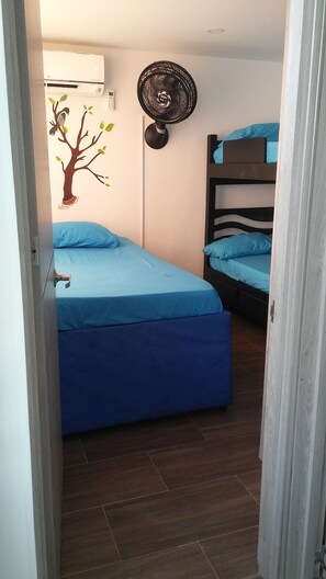 2 kamar tidur, meja kerja, dan seprai linen