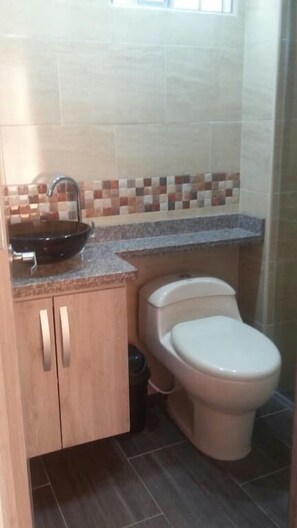 Shower, pancuran hujan, handuk, dan sabun