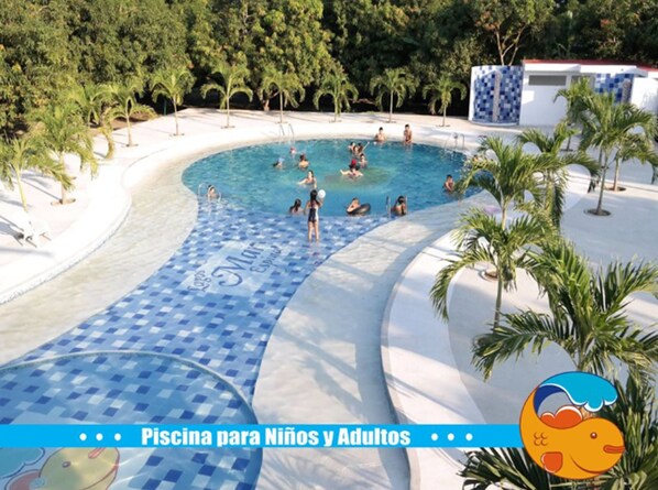 Habitación familiar | Piscina | Una piscina al aire libre