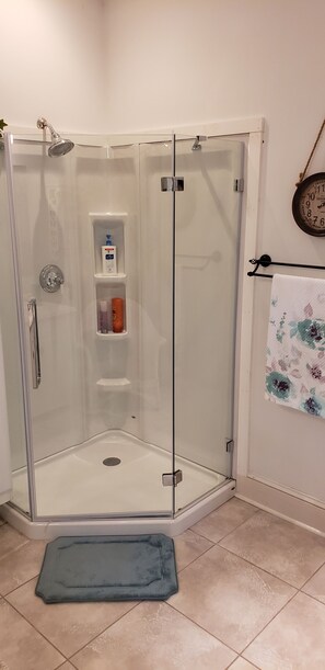 Hair dryer, towels, shampoo, toilet paper - Mystical Cottage in Southern Pines (Southern Pines)
