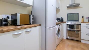Apartment | Private kitchen | Full-size fridge, microwave, oven, coffee/tea maker