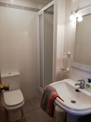 Douche, sĂšche-cheveux, bidet, serviettes fournies