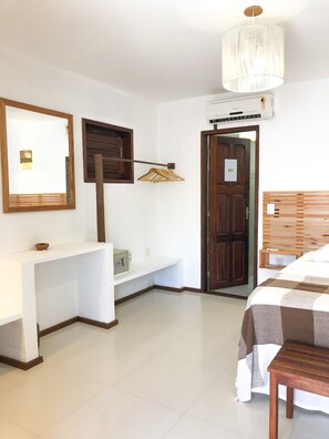 Quarto triplo clássico, vista para o jardim