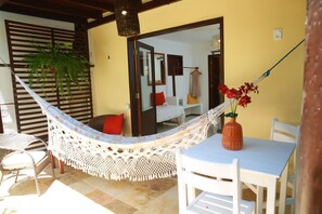 Quarto triplo clássico, vista para o jardim | Varanda coberta