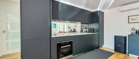 Fridge, microwave, oven, coffee/tea maker