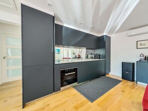 Fridge, microwave, oven, coffee/tea maker - ★ Luxury Oxford Apartment ★ Sleeps 4, Free Parking - Pass the Keys (Oxford)