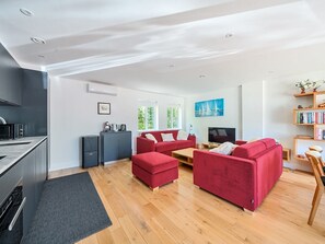 TV, books - ★ Luxury Oxford Apartment ★ Sleeps 4, Free Parking - Pass the Keys (Oxford)