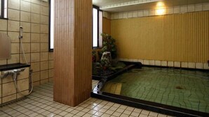 A room with a wooden column, a tiled floor, a small pool, and a window with a view. - Minsyuku Yodoya (Toyooka)