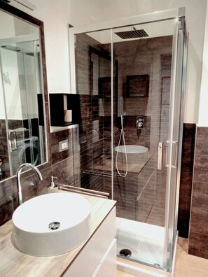 Douche, sĂšche-cheveux, bidet, serviettes fournies