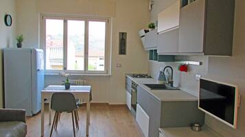 Frigorifero, forno, piano cottura, lavastoviglie