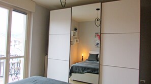 1 Schlafzimmer, Schreibtisch, Bügeleisen/Bügelbrett, Reisekinderbett
