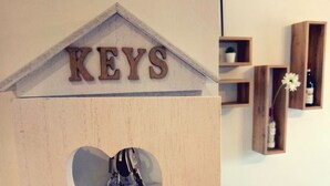 A wooden key storage with a heart-shaped cutout and a sign that reads "KEYS". - VINHOME -Your WINEderful stay in Alba. Apartment in the center of Alba (Alba)