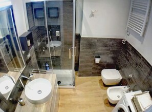 Shower, hair dryer, bidet, towels - VINHOME -Your WINEderful stay in Alba. Apartment in the center of Alba (Alba)