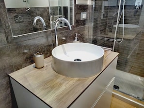 Douche, sĂšche-cheveux, bidet, serviettes fournies