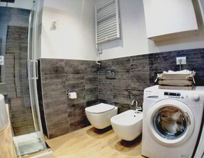 Shower, hair dryer, bidet, towels - VINHOME -Your WINEderful stay in Alba. Apartment in the center of Alba (Alba)