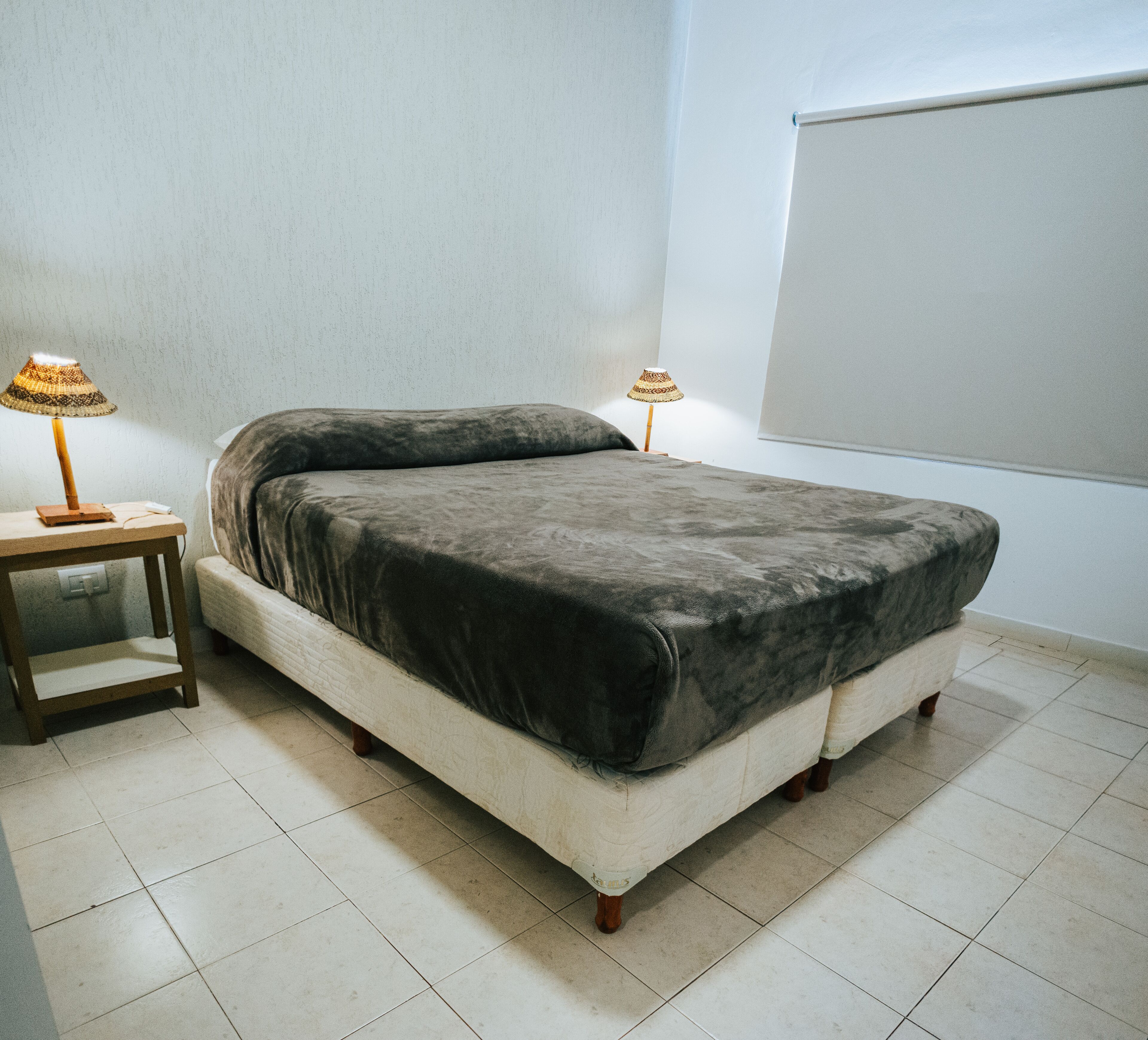 Cubrecamas y caja de seguridad en la habitación 