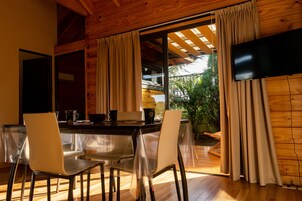 Deluxe-Chalet, Poolblick | Eigene Küche | Großer Kühlschrank, Mikrowelle, Ofen, Wasserkocher