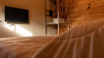 Cubrecamas y caja de seguridad en la habitación