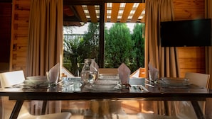 Mesa de comedor para cuatro con vistas a la vegetación.